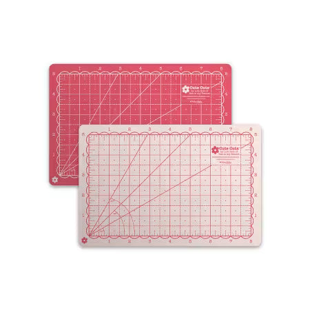 Lori Holt Cute Cuts™ Reversible Cutting Mat 5" x 8" – Tea Rose & Latte